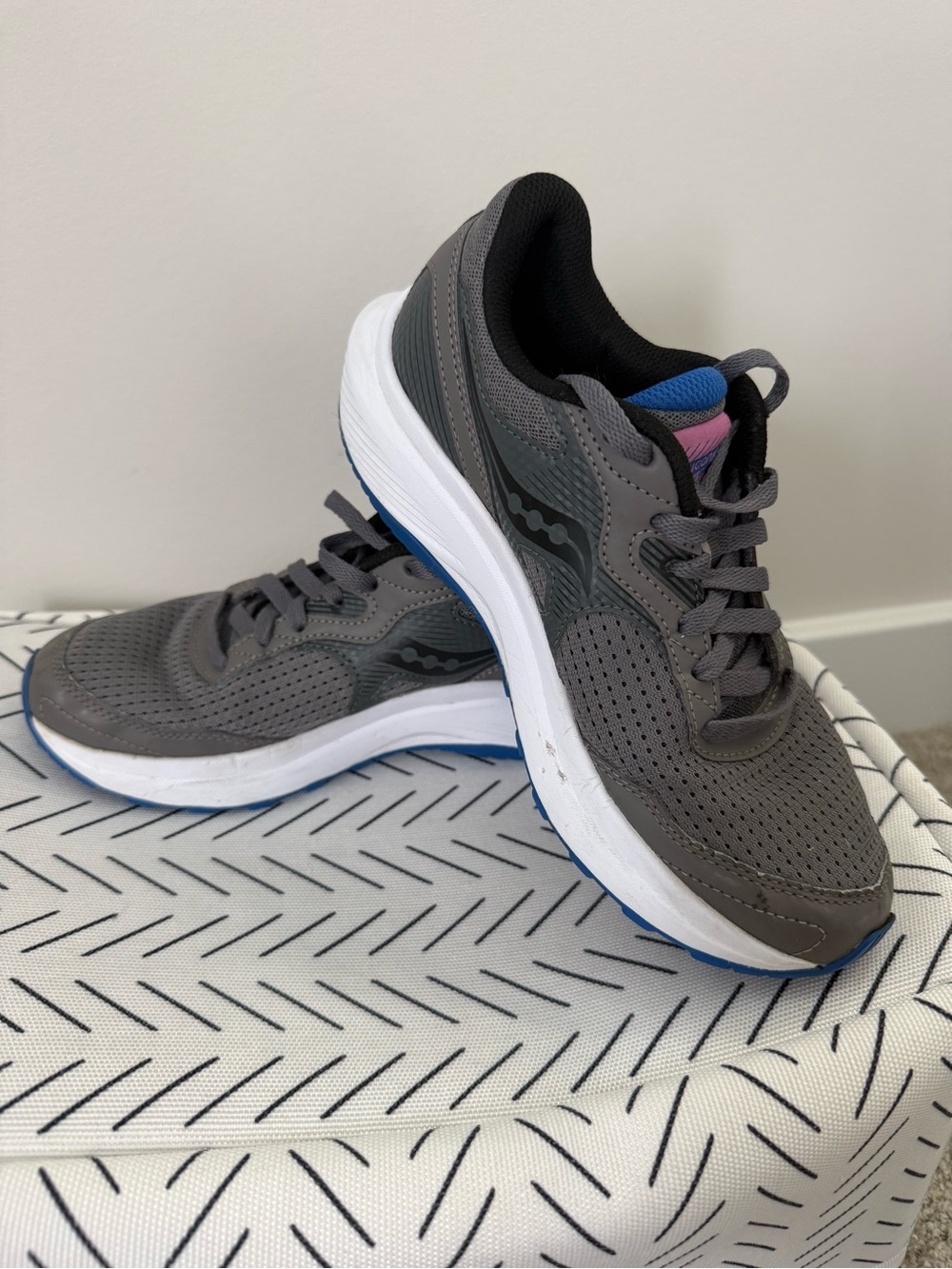 Saucony Cohesion Women's Gray VersaRun Sneakers with Blue and Pink Accents